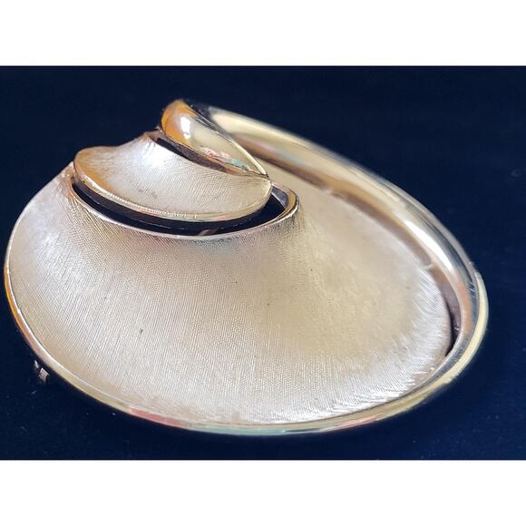 Signed Crown Trifari Mid 1960s Swirl Brooch Gold Tone Mid-Century Vintage MCM - Picture 3 of 8